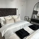 Beautiful 1 Bedroom Georgian Flat In Clifton Village With Parking بريستول