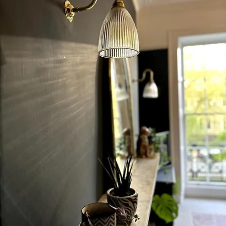 Beautiful 1 Bedroom Georgian Flat In Clifton Village With Parking *