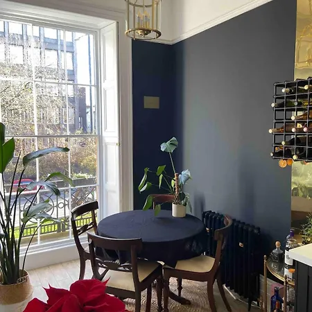 Beautiful 1 Bedroom Georgian Flat In Clifton Village With Parking * בריסטול