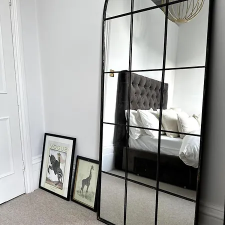 Beautiful 1 Bedroom Georgian Flat In Clifton Village With Parking Apartament