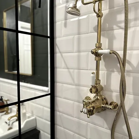 Beautiful 1 Bedroom Georgian Flat In Clifton Village With Parking