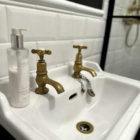 Апартаменты Beautiful 1 Bedroom Georgian Flat In Clifton Village With Parking *