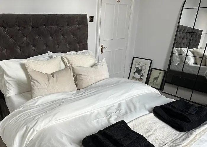 Beautiful 1 Bedroom Georgian Flat In Clifton Village With Parking بريستول