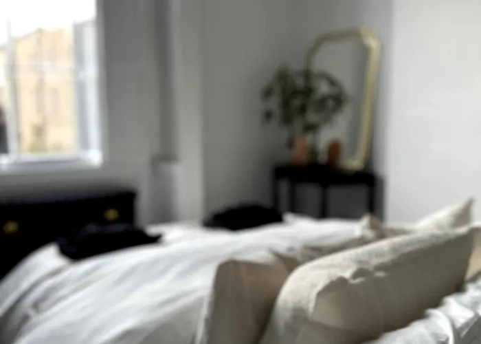 Beautiful 1 Bedroom Georgian Flat In Clifton Village With Parking بريستول