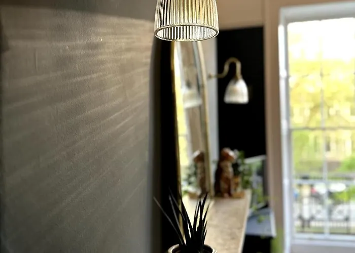 Beautiful 1 Bedroom Georgian Flat In Clifton Village With Parking *