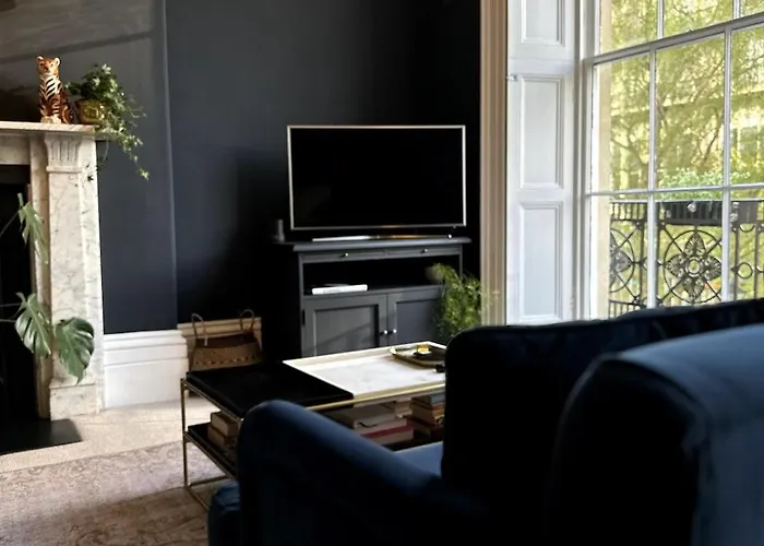 Beautiful 1 Bedroom Georgian Flat In Clifton Village With Parking *