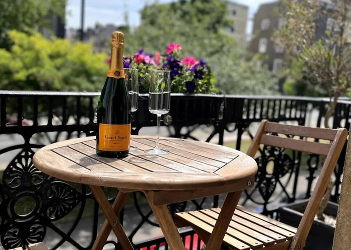 Beautiful 1 Bedroom Georgian Flat In Clifton Village With Parking Lejlighed