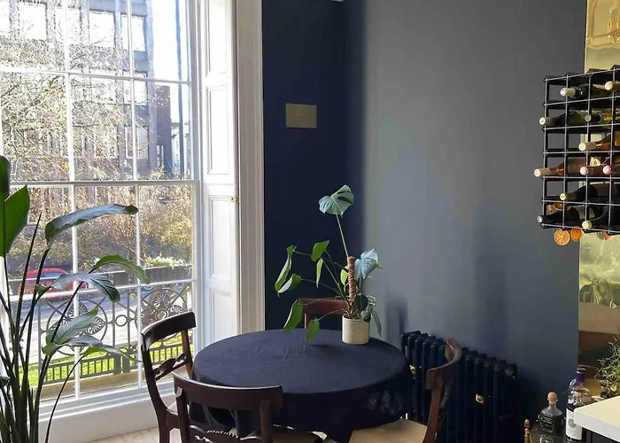 Beautiful 1 Bedroom Georgian Flat In Clifton Village With Parking * بريستول