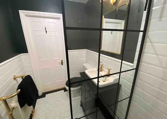 Beautiful 1 Bedroom Georgian Flat In Clifton Village With Parking *