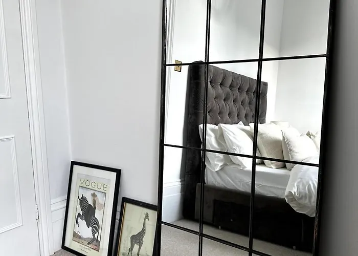 Beautiful 1 Bedroom Georgian Flat In Clifton Village With Parking Apartment