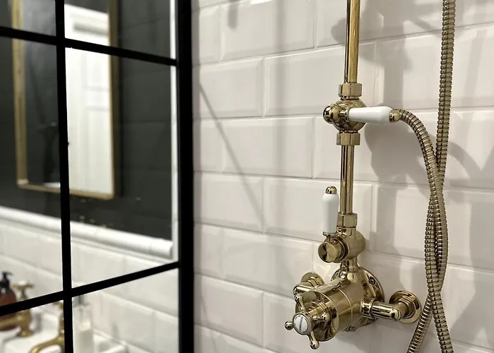 Beautiful 1 Bedroom Georgian Flat In Clifton Village With Parking