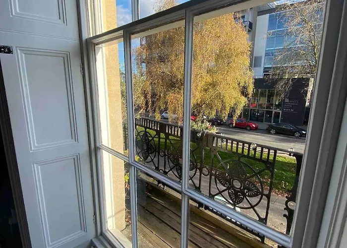 Beautiful 1 Bedroom Georgian Flat In Clifton Village With Parking