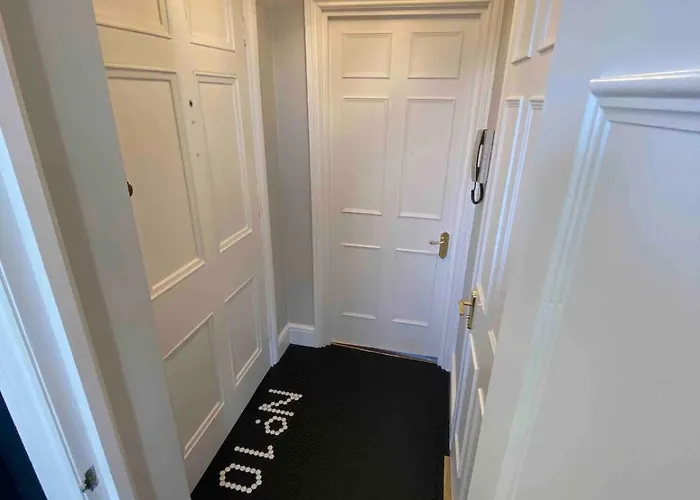 Beautiful 1 Bedroom Georgian Flat In Clifton Village With Parking Bristol