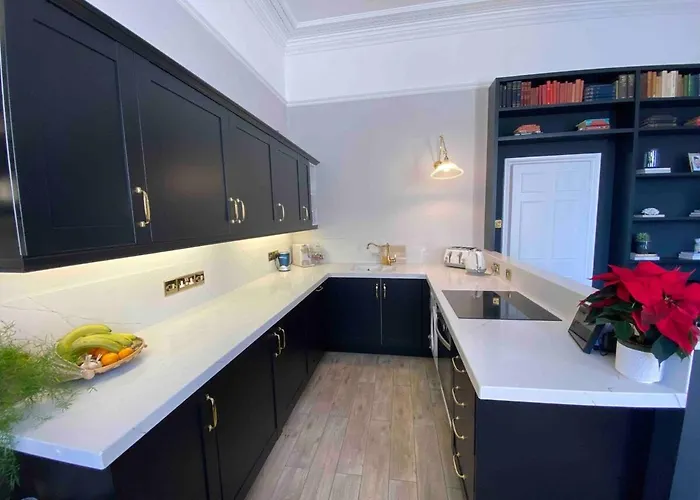 Beautiful 1 Bedroom Georgian Flat In Clifton Village With Parking