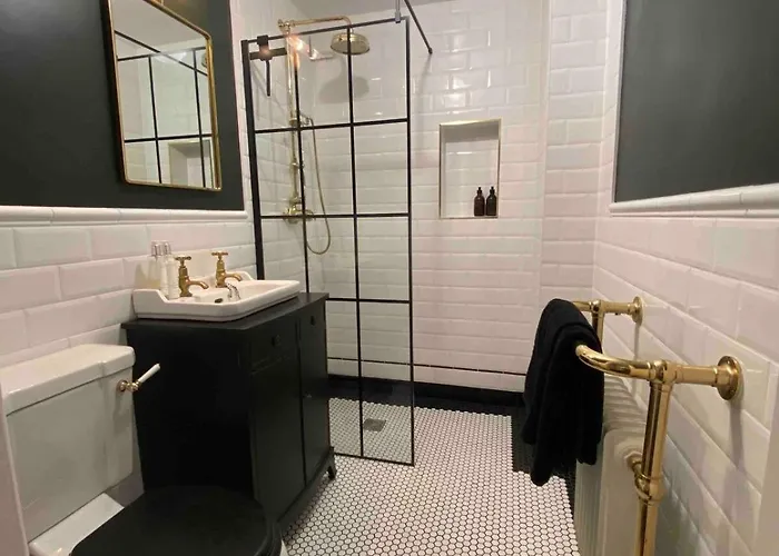 Beautiful 1 Bedroom Georgian Flat In Clifton Village With Parking بريستول