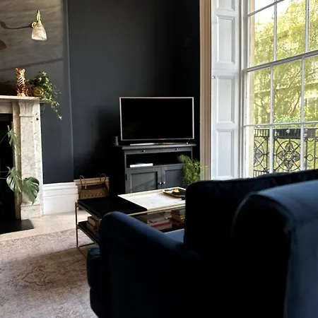 Beautiful 1 Bedroom Georgian Flat In Clifton Village With Parking *