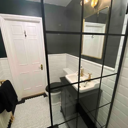 Beautiful 1 Bedroom Georgian Flat In Clifton Village With Parking *