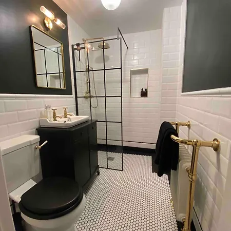 Beautiful 1 Bedroom Georgian Flat In Clifton Village With Parking Μπρίστολ