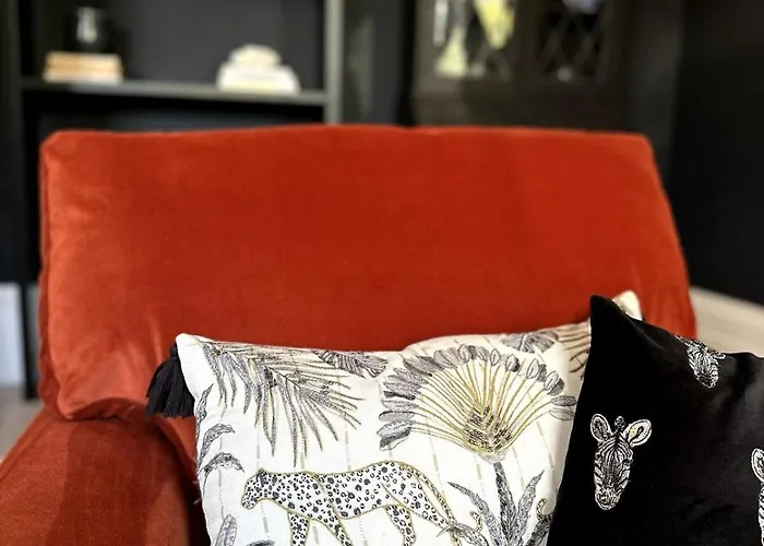 Beautiful 1 Bedroom Georgian Flat In Clifton Village With Parking *